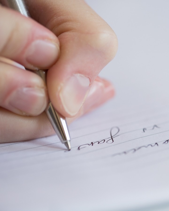 Teksten schrijven – hand die een tekst schrijft